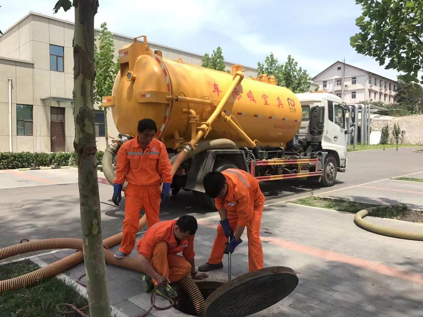 南部化粪池清理与5-8吨吸粪车施工效率分析